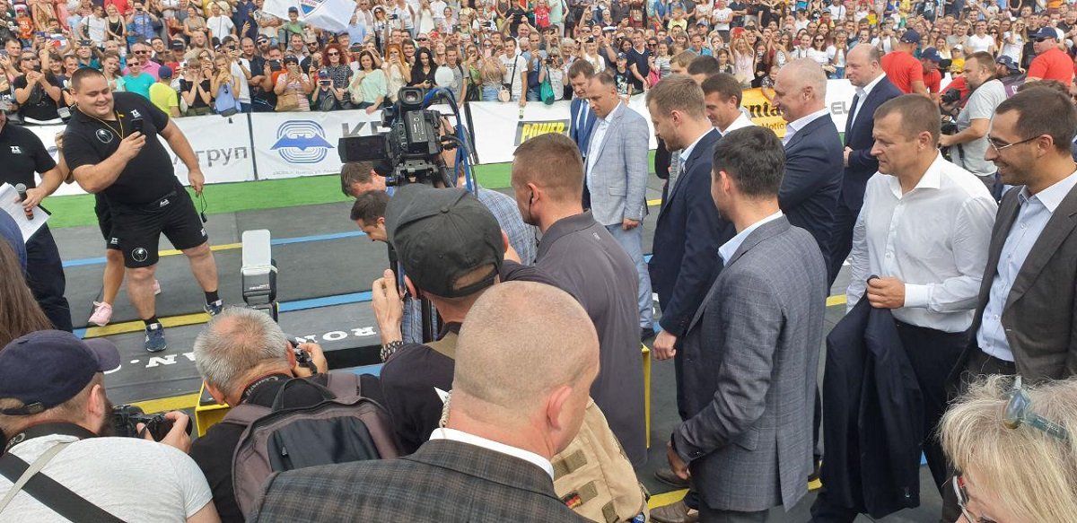 В Днепре Зеленский и Богдан пытались поднять снаряд на Чемпионате по стронгмену, но не смогли 1