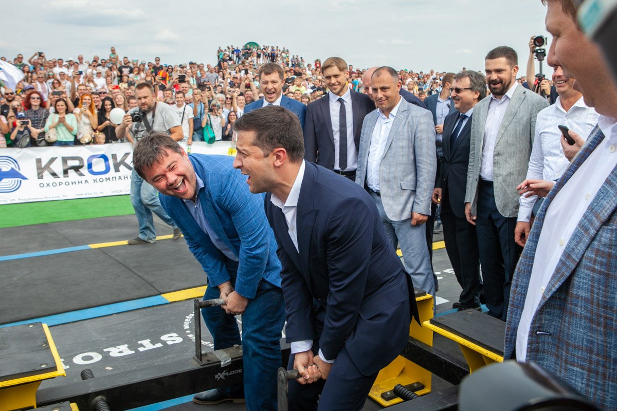 В Днепре Зеленский и Богдан пытались поднять снаряд на Чемпионате по стронгмену, но не смогли 3