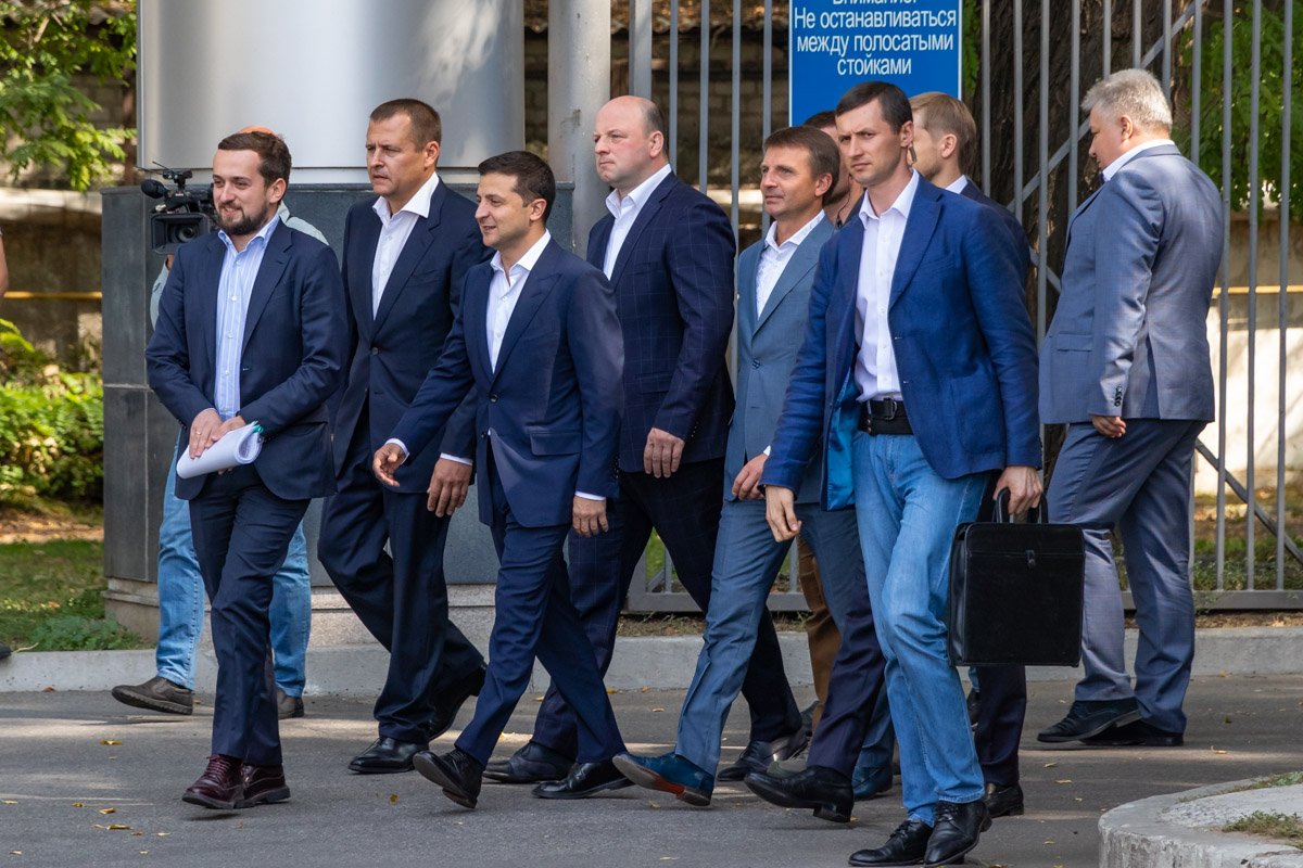 В аэропорту Днепра самолет Зеленского приземлился примерно в 11:45 В аэропорту Днепра самолет Зеленского приземлился примерно в 11:45