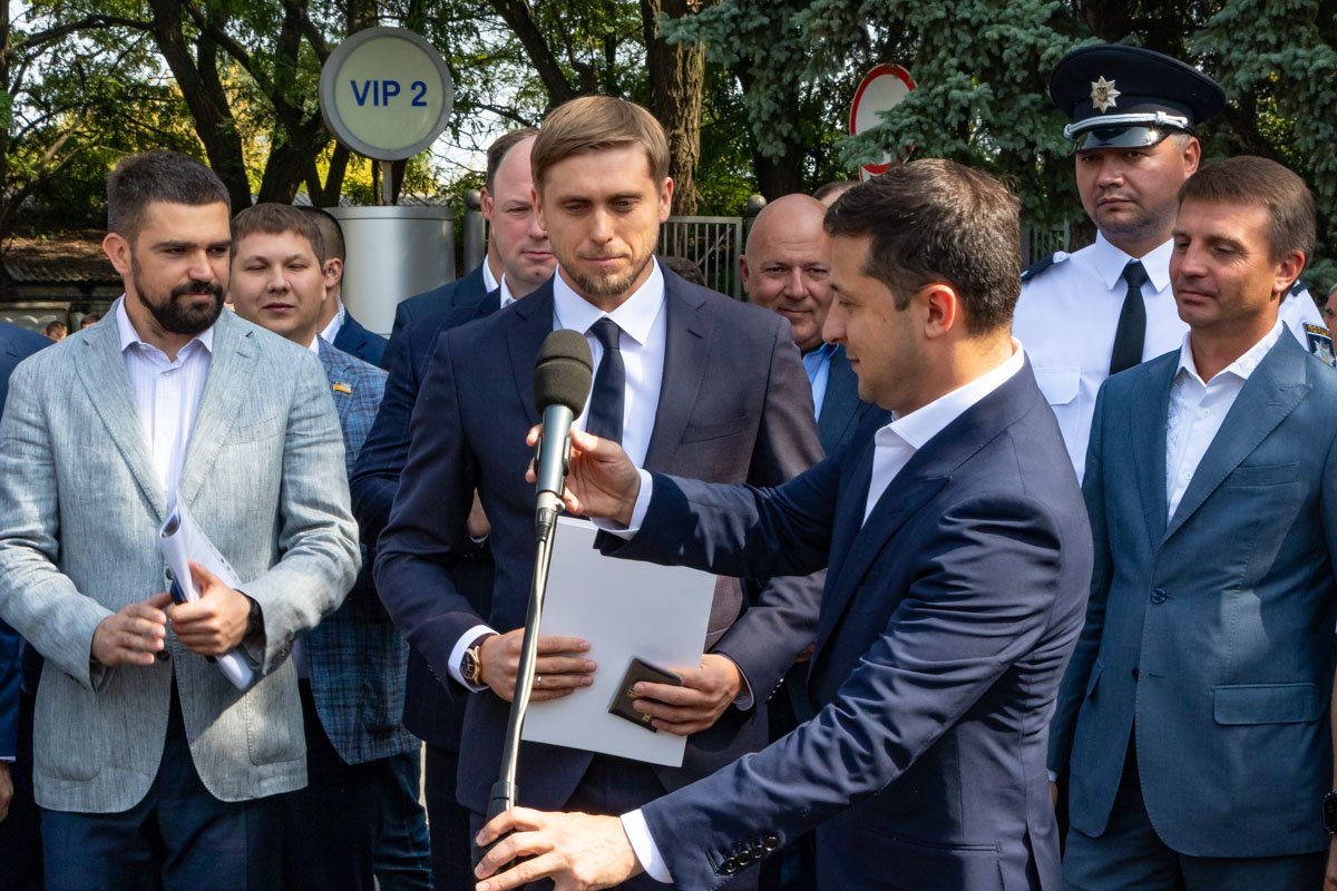 Редкий кадр: Президент подстраивает длину микрофона для нового председателя Днепропетровской ОГА Редкий кадр: Президент подстраивает длину микрофона для нового председателя Днепропетровской ОГА