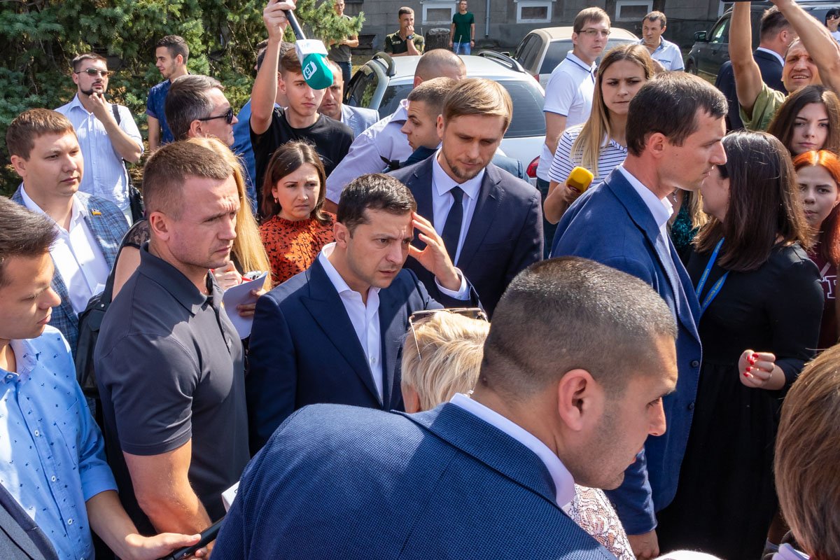 На полпути к троллейбусу Зеленского остановила женщина На полпути к троллейбусу Зеленского остановила женщина