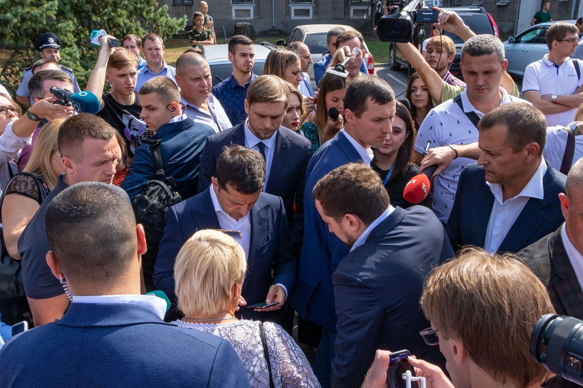 Она попросила Президента помочь ей найти тех, кто украл ее телефон Она попросила Президента помочь ей найти тех, кто украл ее телефон