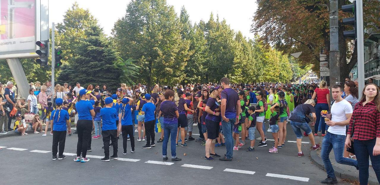 В Днепре люди больше часа ждали карнавал: детям стало плохо из-за жары 1