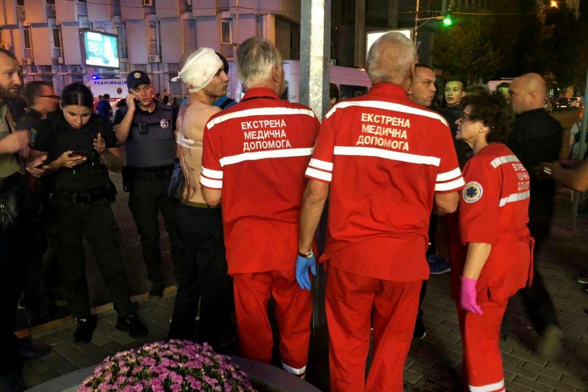 Медики оказали ему первую помощь на месте, после чего забрали в больницу