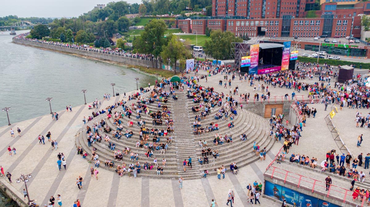 Собрались сотни людей Собрались сотни людей