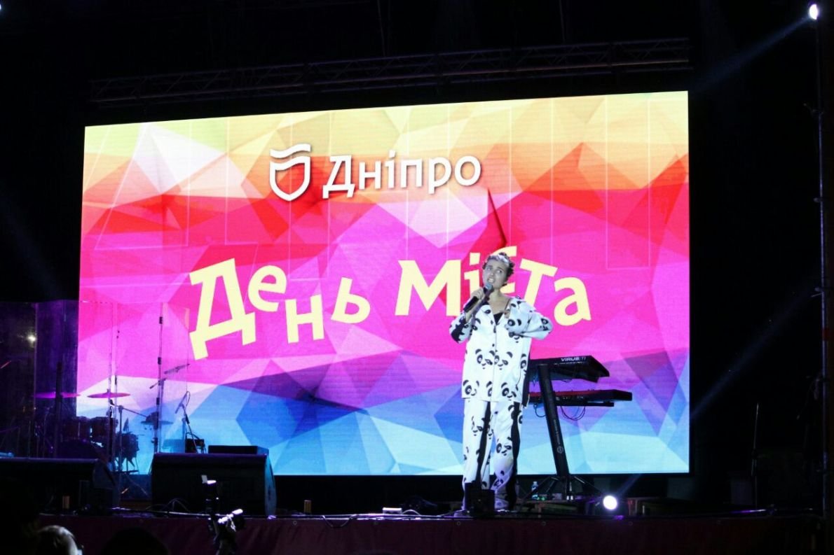 В Днепре на День города зажгли Оля Полякова и Jerry Heil В Днепре на День города зажгли Оля Полякова и "Jerry Heil" width="1190" height="793"> В Днепре на День города зажгли Оля Полякова и Jerry Heil
</p><p><img class="wp-image-249886 size-full" title="14 сентября центр Днепра был переполнен развлечениями и мероприятиями" src="https://cdn.informator.ua/@dp/media/dnipro/2022/08/07/62efa30b45713.jpg" alt="14 сентября центр Днепра был переполнен развлечениями и мероприятиями" width="1190" height="793"> 14 сентября центр Днепра был переполнен развлечениями и мероприятиями
</p><p><img class="wp-image-249887 size-full" title="Людей огромное количество" src="https://cdn.informator.ua/@dp/media/dnipro/2022/08/07/62efa30b55e8d.jpg" alt="Людей огромное количество" width="1190" height="793"> Людей огромное количество
</p><p><img class="wp-image-249888 size-full" title="Финальным аккордом стал концерт на Фестивальном причале, на котором выступила Зинаида Чепа, Jerry Heil и певица Оля Полякова" src="https://cdn.informator.ua/@dp/media/dnipro/2022/08/07/62efa30b62f1c.jpg" alt="Финальным аккордом стал концерт на Фестивальном причале, на котором выступила Зинаида Чепа, Jerry Heil и певица Оля Полякова" width="1190" height="793"> Финальным аккордом стал концерт на Фестивальном причале, на котором выступила Зинаида Чепа, Jerry Heil и певица Оля Полякова
</p><p><img class="wp-image-249889 size-full" title="Jerri Heil собственной персоной" src="https://cdn.informator.ua/@dp/media/dnipro/2022/08/07/62efa30b72b4e.jpg" alt="Jerri Heil собственной персоной" width="1190" height="793"> Jerri Heil собственной персоной
</p><p><img class="wp-image-249890 size-full" title="Негде яблоку упасть" src="https://cdn.informator.ua/@dp/media/dnipro/2022/08/07/62efa30b808ac.jpg" alt="Негде яблоку упасть" width="1190" height="793"> Негде яблоку упасть
</p><p><img class="wp-image-249892 size-full" title="Jerri Heil качает публику" src="https://cdn.informator.ua/@dp/media/dnipro/2022/08/07/62efa30b8ed3b.jpg" alt="Jerri Heil качает публику" width="1190" height="793"> Jerri Heil качает публику
</p><p><img class="wp-image-249893 size-full" title="В 19:40 на сцену вышла певица Зинаида Чепа и зарядила набережную танцевальной атмосферой" src="https://cdn.informator.ua/@dp/media/dnipro/2022/08/07/62efa30b9b479.jpg" alt="В 19:40 на сцену вышла певица Зинаида Чепа и зарядила набережную танцевальной атмосферой" width="1190" height="793"> В 19:40 на сцену вышла певица Зинаида Чепа и зарядила набережную танцевальной атмосферой
</p><p><img class="wp-image-249894 size-full" title="Народ не стеснялся и вылазил на все, что только можно" src="https://cdn.informator.ua/@dp/media/dnipro/2022/08/07/62efa30ba7607.jpg" alt="Народ не стеснялся и вылазил на все, что только можно" width="1190" height="793"> Народ не стеснялся и вылазил на все, на что только можно
</p><p><img class="wp-image-249896 size-full" title="Оля Полякова собственной персоной" src="https://cdn.informator.ua/@dp/media/dnipro/2022/08/07/62efa30bb2ef3.jpg" alt="Оля Полякова собственной персоной" width="1190" height="793"> Оля Полякова собственной персоной
</p><p><img class="wp-image-249898 size-full" title="Пошла жара" src="https://cdn.informator.ua/@dp/media/dnipro/2022/08/07/62efa30bc18f0.jpg" alt="Пошла жара" width="1190" height="793"> Пошла жара
</p><p><img class="wp-image-249899 size-full" title="Мэр города Борис Филатов поздравил всех с праздником" src="https://cdn.informator.ua/@dp/media/dnipro/2022/08/07/62efa30bce41b.jpg" alt="Мэр города Борис Филатов поздравил всех с праздником" width="1190" height="793"> Мэр Днепра Борис Филатов поздравил всех с праздником
</p><p><img class="wp-image-249901 size-full" title="Истинные фанаты Оли Поляковой" src="https://cdn.informator.ua/@dp/media/dnipro/2022/08/07/62efa30bdc227.jpg" alt="Истинные фанаты Оли Поляковой" width="1191" height="794"> Истинные фанаты Оли Поляковой
</p><p><img class="wp-image-249950 size-full" title="С высоты птичьего полета, огромная площадь выглядит так" src="https://cdn.informator.ua/@dp/media/dnipro/2022/08/07/62efa30be872d.jpg" alt="С высоты птичьего полета, огромная площадь выглядит так" width="1200" height="799"> С высоты птичьего полета, огромная площадь выглядит так
</p><p><img class="wp-image-249951 size-full" title="Свободного места нет" src="https://cdn.informator.ua/@dp/media/dnipro/2022/08/07/62efa30c034d1.jpg" alt="Свободного места нет" width="1200" height="799"> Свободного места нет
</p><p><img class="wp-image-249952 size-full" title="Праздник удался" src="https://cdn.informator.ua/@dp/media/dnipro/2022/08/07/62efa30c141db.jpg" alt="Праздник удался" width="1200" height="799"> Праздник удался
</p><p><img class="wp-image-249953 size-full" title="Оля Полякова жгла" src="https://cdn.informator.ua/@dp/media/dnipro/2022/08/07/62efa30c22c2c.jpg" alt="Оля Полякова жгла" width="1200" height="799"> Оля Полякова жгла
</p><p></p><p style="text-align: right;"><strong>Максим Биев</strong></p>
<p></p><p style="text-align: right;"><strong>Фото, видео: Влад Лестев</strong></p></body></html>