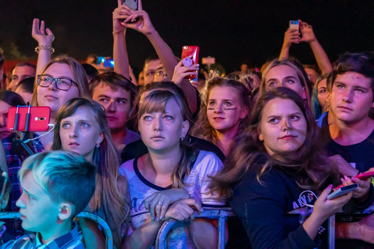 Людей очень много, яблоку упасть негде