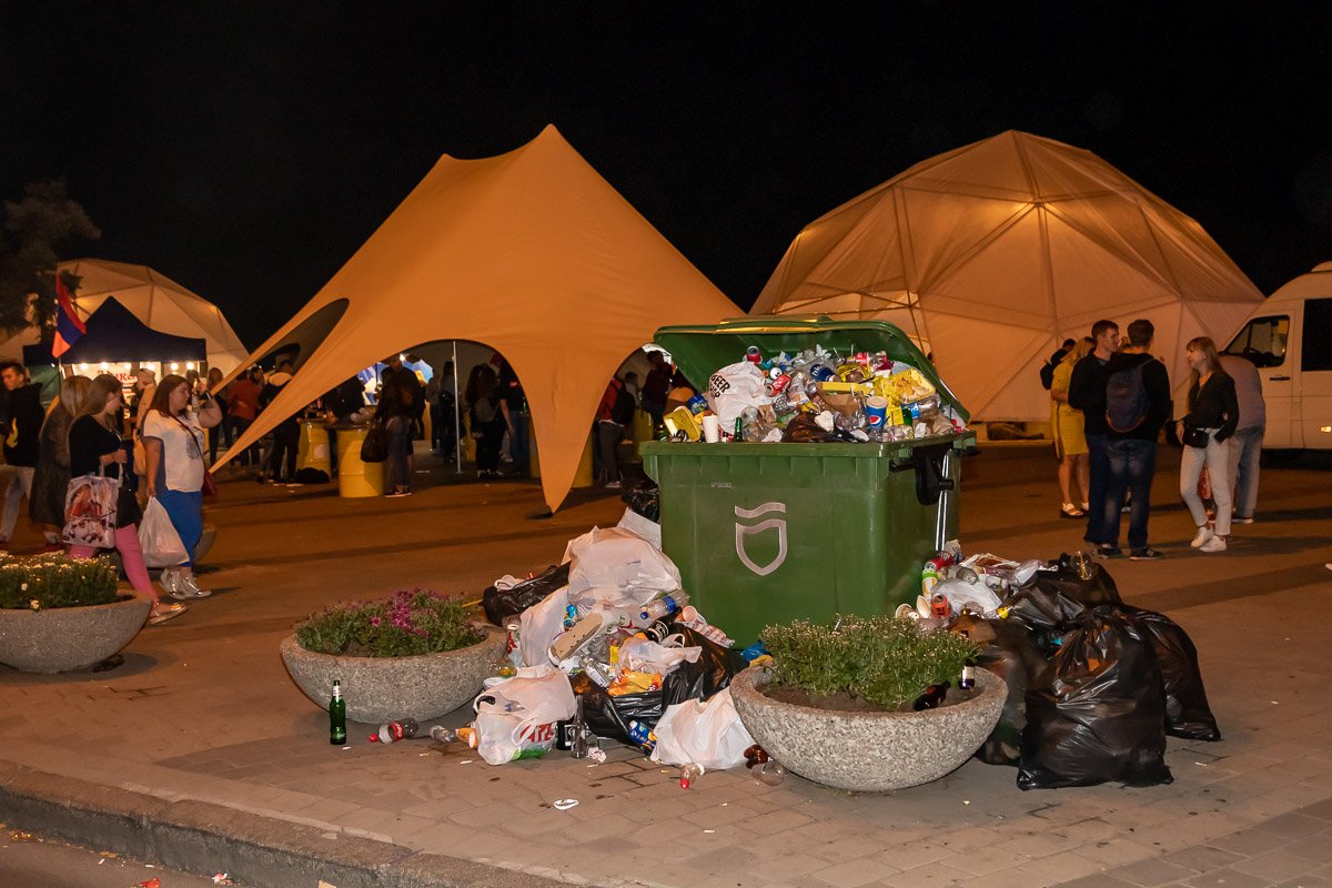 Лучше уж у бака оставить отходы, чем просто на полу Лучше уж у бака оставить отходы, чем просто на полу