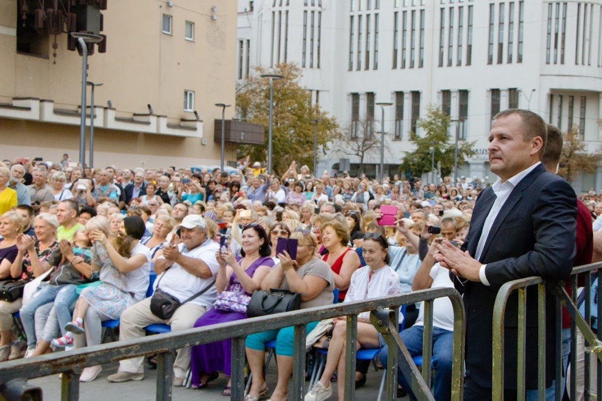 Глава города поздравил всех присутствующих и предложил послушать выступление артистов его молодости Глава города поздравил всех присутствующих и предложил послушать выступление артистов его молодости