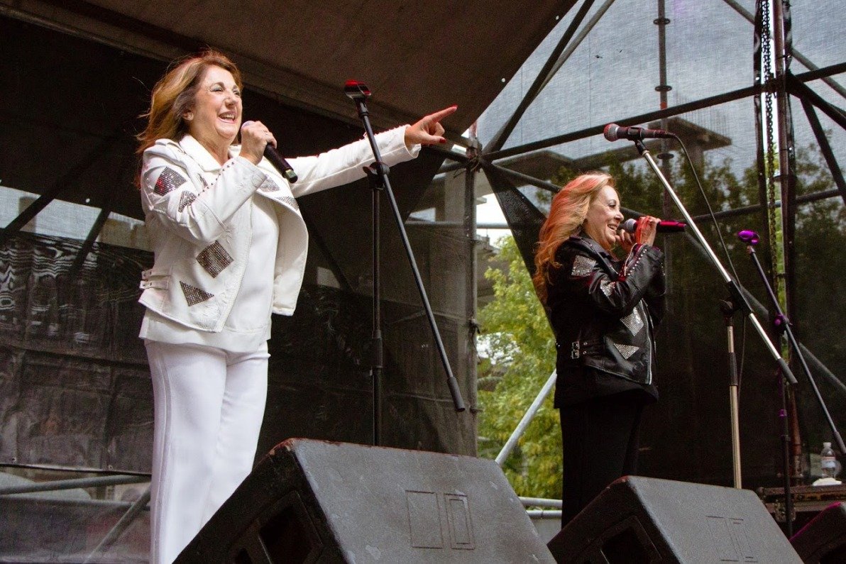 Певицы группы выполнили свои наиболее известные хиты 70 и 80-х годов Певицы группы выполнили свои наиболее известные хиты 70 и 80-х годовПевицы группы выполнили свои наиболее известные хиты 70 и 80-х годов