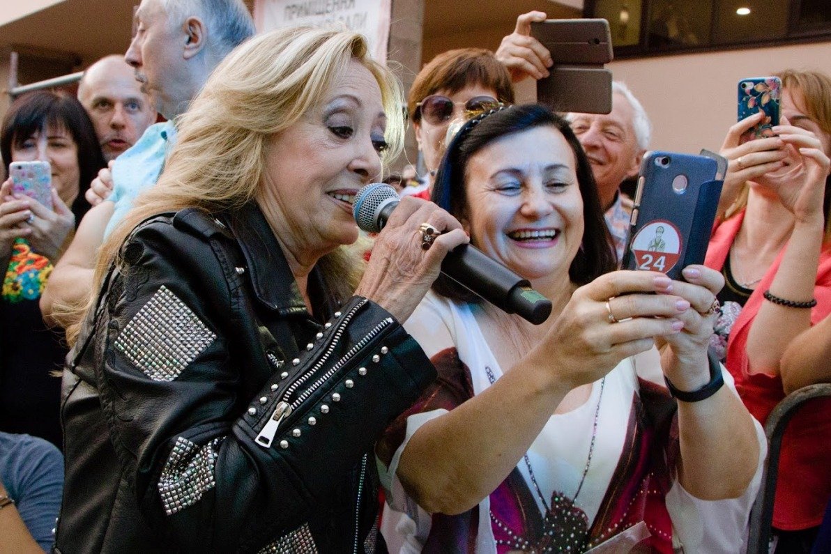 Певицы группы выполнили свои хиты, среди которых: Yes Sir, I can boogie, Cara Mia, Sorry I'm A Lady Певицы группы выполнили свои хиты, среди которых: «Yes Sir, I can boogie», «Cara Mia», «Sorry I'm A Lady»