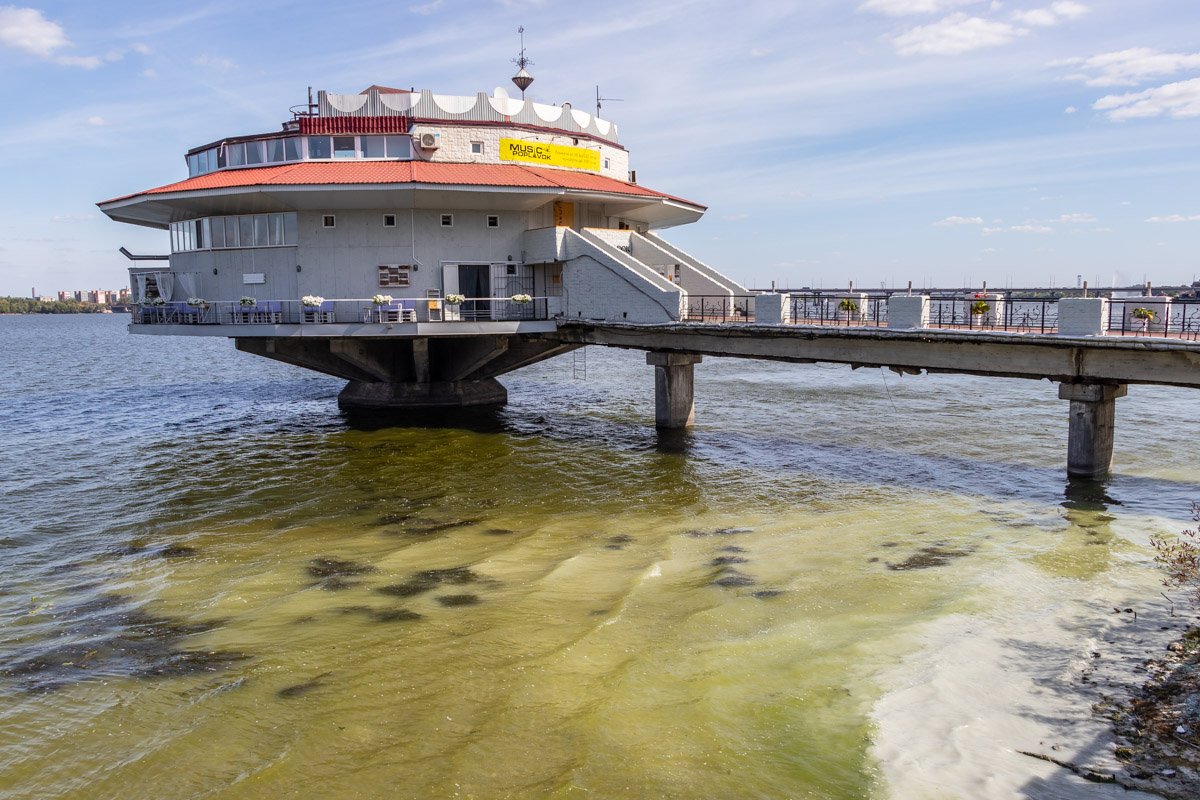 Все это дело льется под ресторан Все это дело льется под ресторан