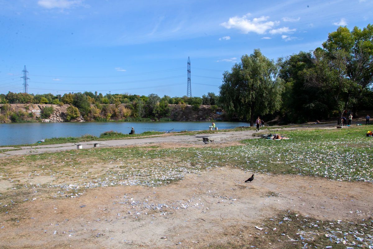 Сейчас бы намусорить возле водоема в ветряную погоду