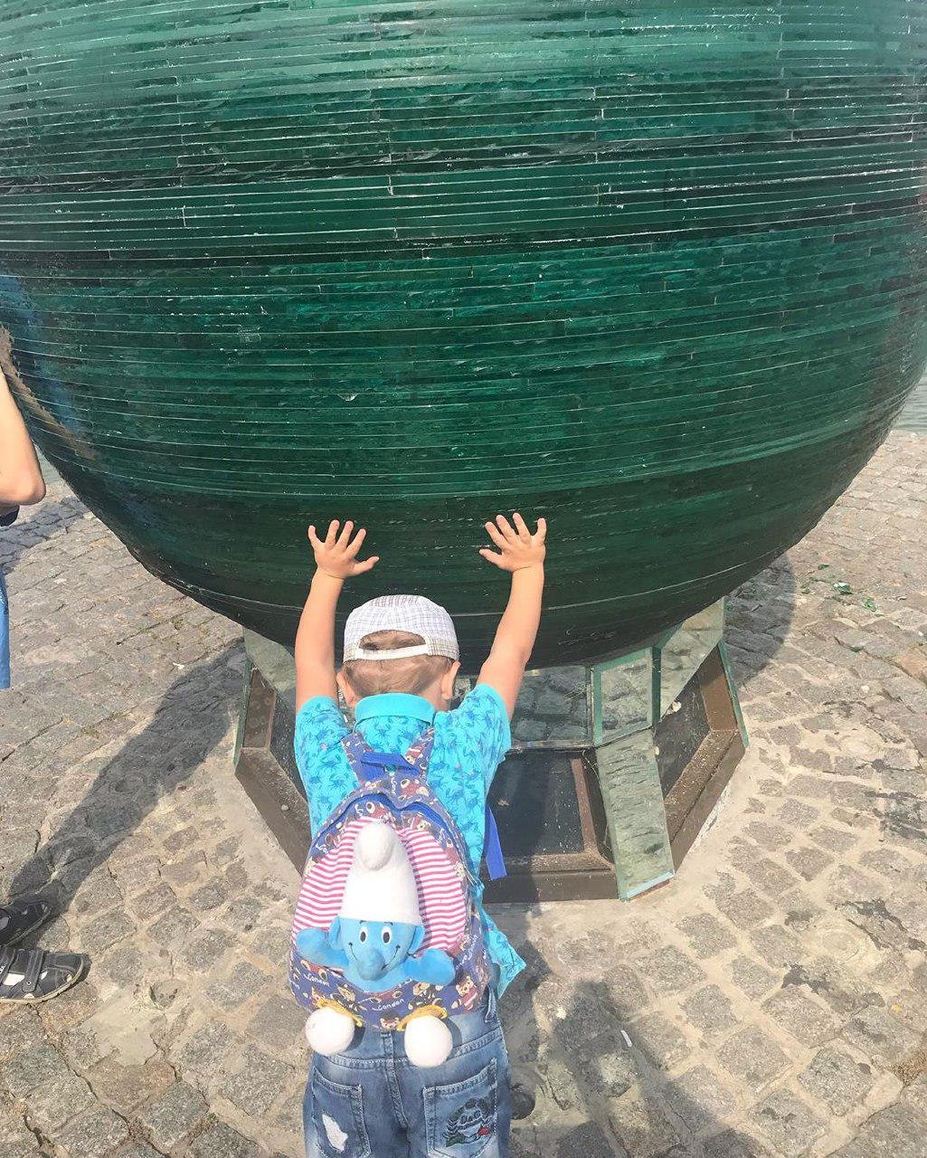Когда понимаешь, что пройти в этой толпе невозможно. *сталкиваешь на людей шар* Когда понимаешь, что пройти в этой толпе невозможно. *сталкиваешь на людей шар*