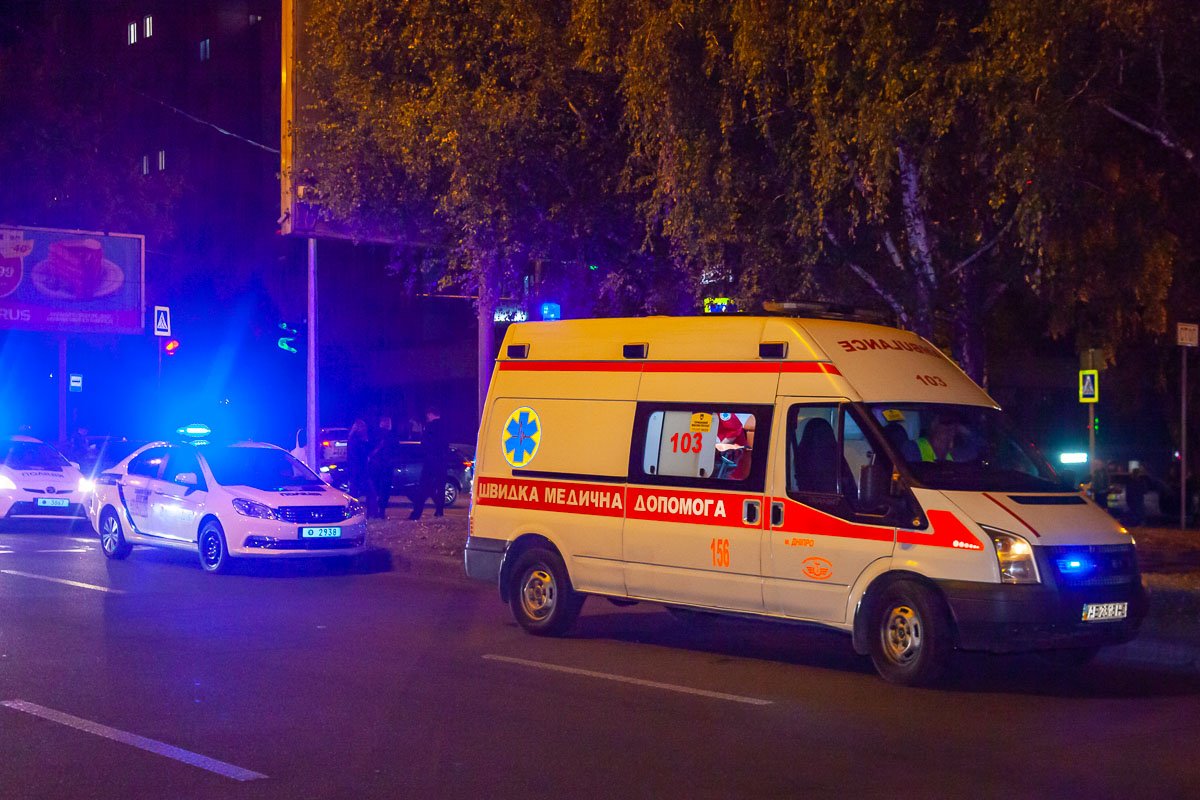 Водителю Жигулей врачи оказывают срочную помощь