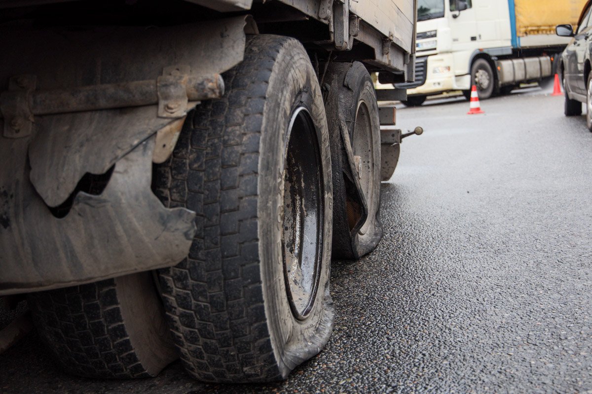 Вследствие столкновения у грозовика лопнули колеса