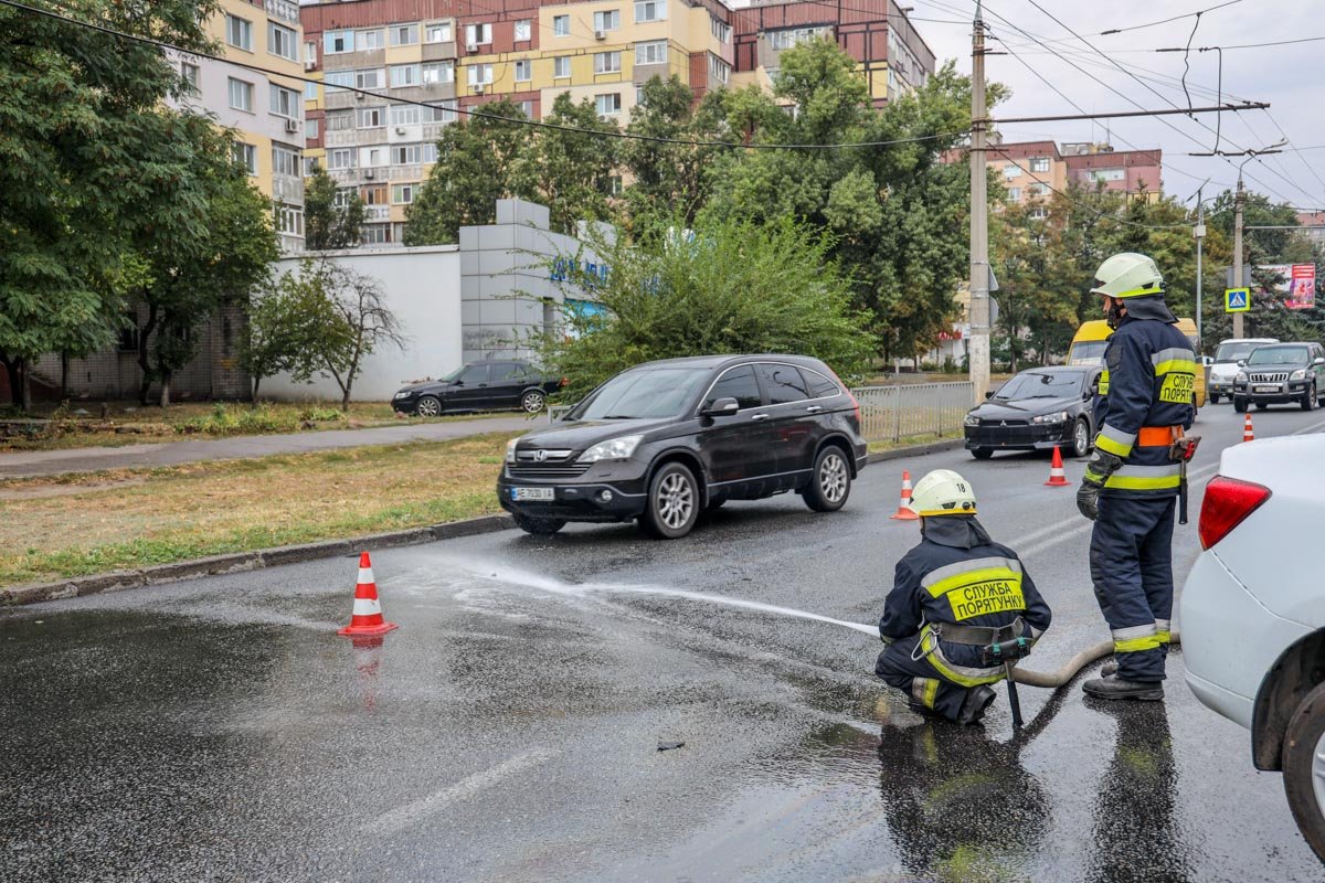 Спасатели смыли топливо с проезжей части
