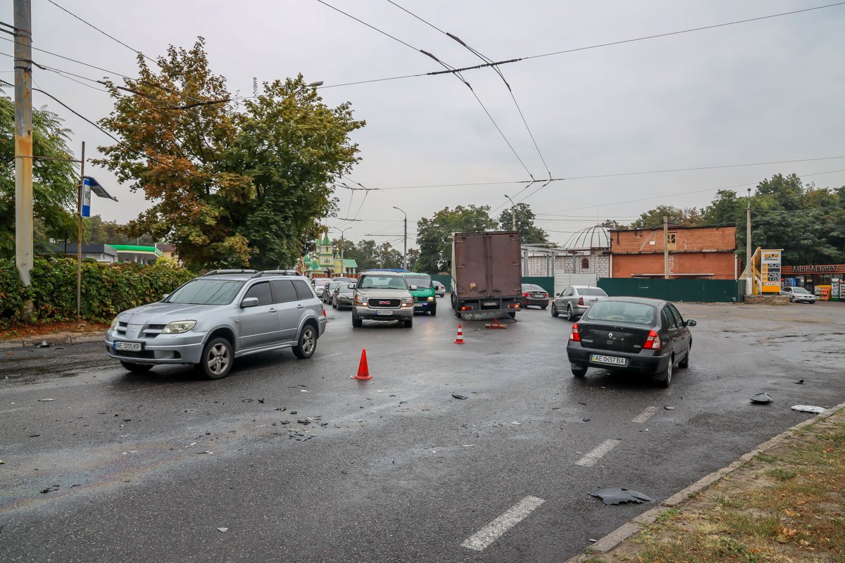 Либо выбирайте альтернативный маршрут, либо готовьтесь простоять в пробке минут 10-15