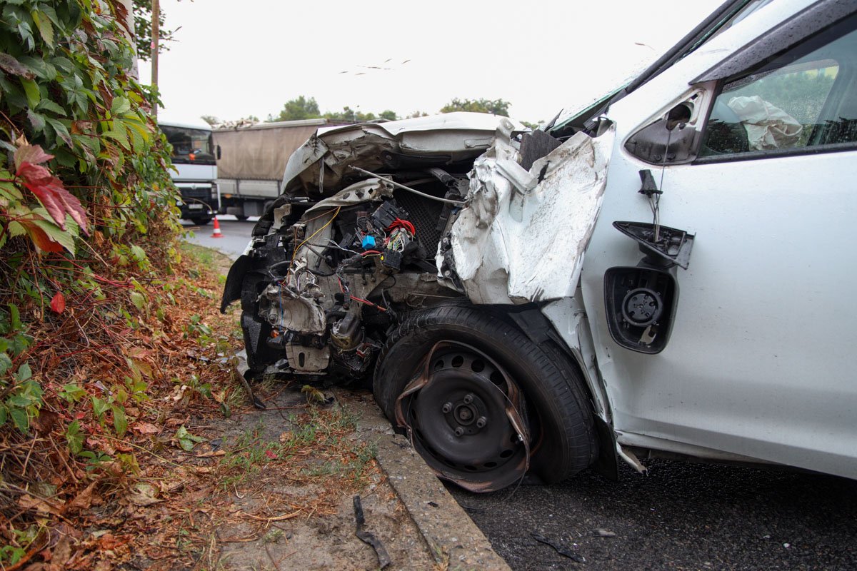 От удара Renault развернуло и вынесло к обочине