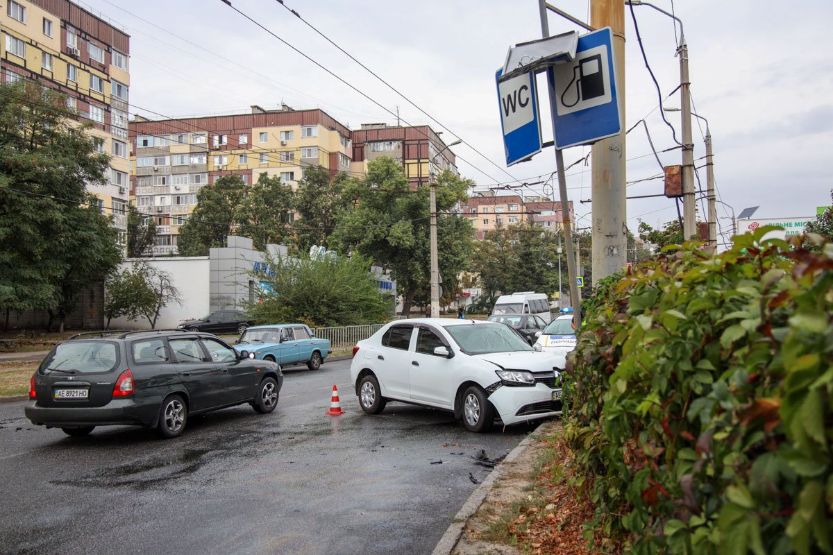 Предварительно, на повороте легковушка вылетела в лоб грузовику