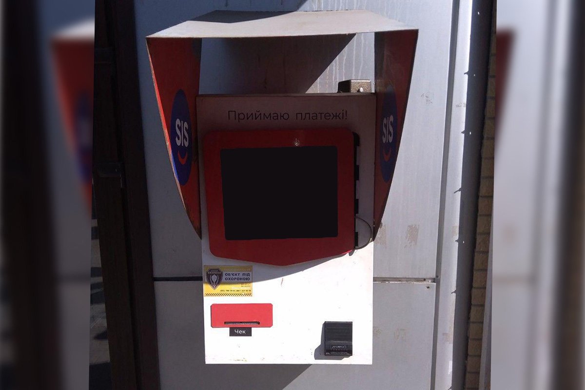 Неизвестный отогнул сенсорный экран и забрал кассету с деньгами