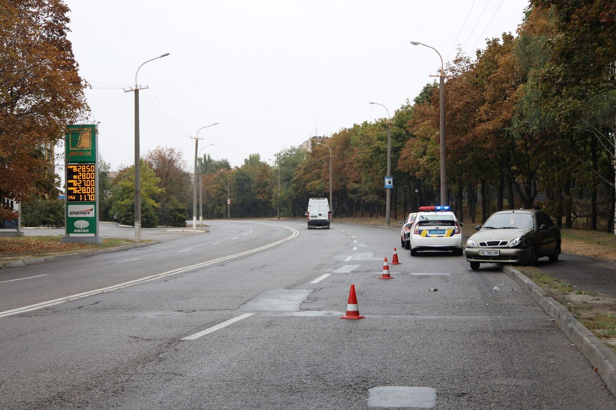 Водитель потерял управление и Daewoo вылетел на тротуар