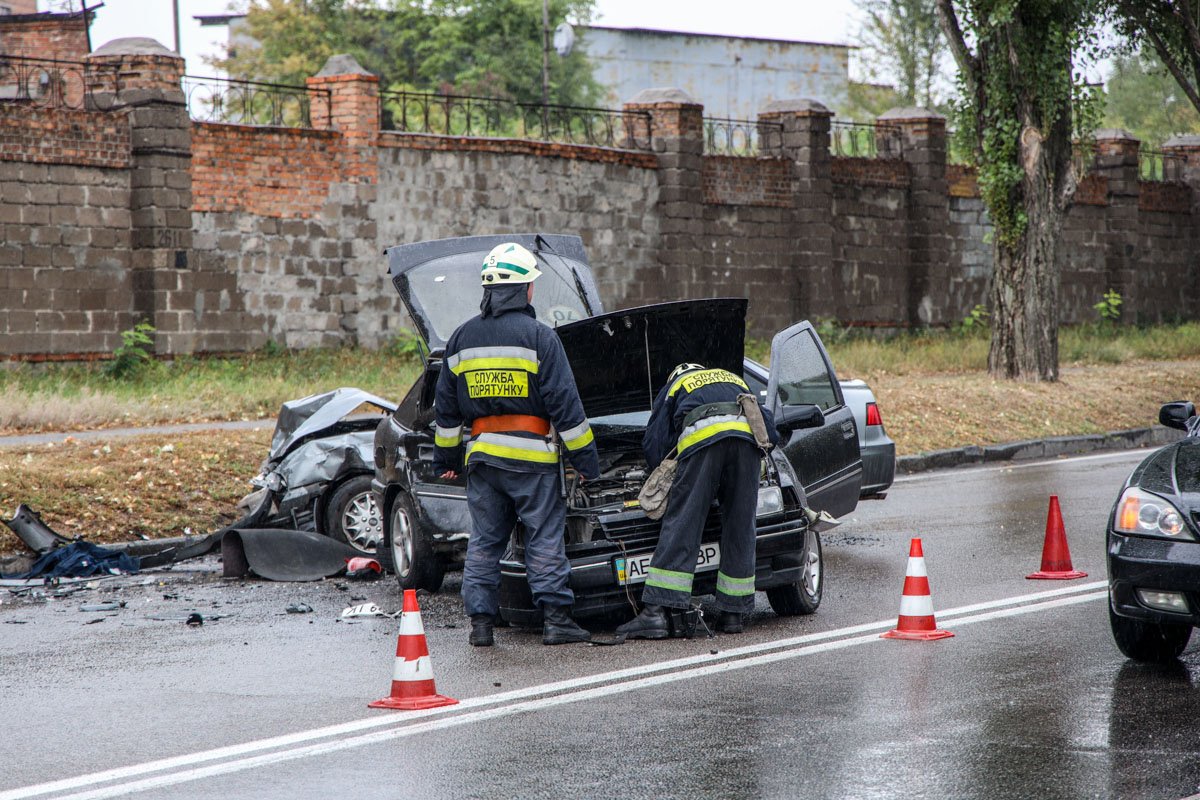 Спасатели смыли топливо с асфальта и сняли клемы с аккумулятора Спасатели смыли топливо с асфальта и сняли клемы с аккумулятора