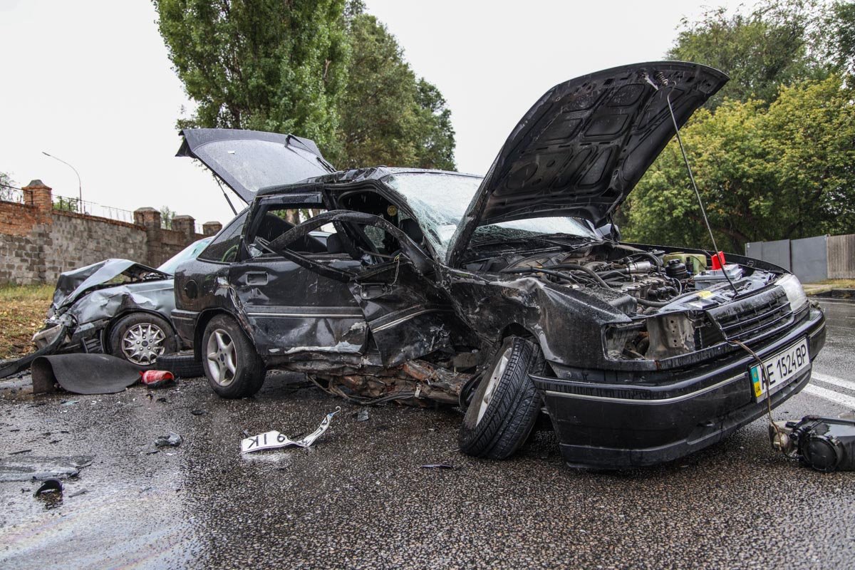 Водителей обоих автомобилей с места аварии забрали бригады скорой помощи Водителей обоих автомобилей с места аварии забрали бригады скорой помощи