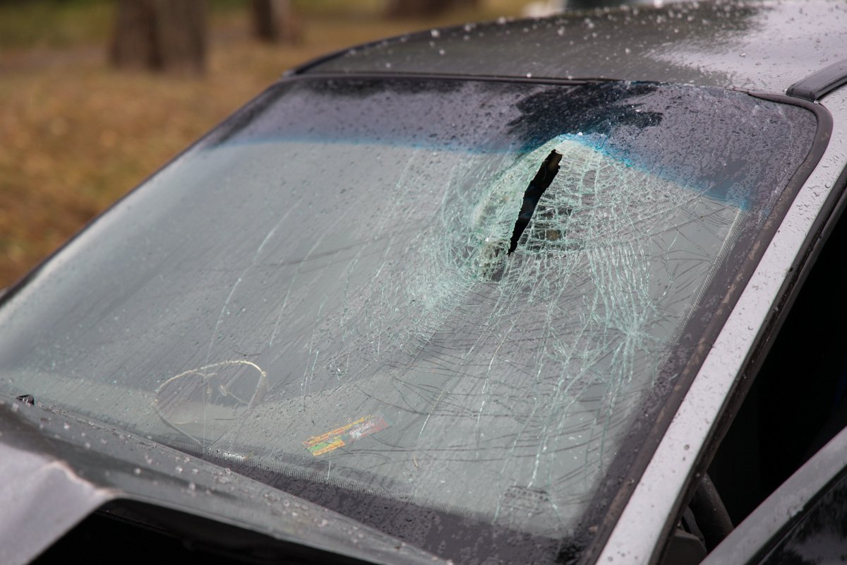 Мужчина, вероятно, был не пристегнут и пробил головой лобовое стекло Мужчина, вероятно, был не пристегнут и пробил головой лобовое стекло