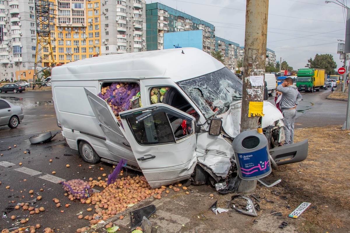 После удара с иномаркой микроавтобус врезался в столб
