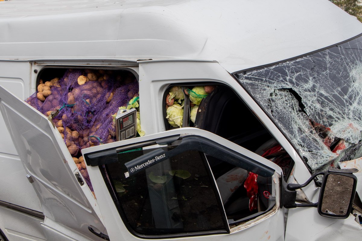 Микроавтобус был загружен коробками с овощами