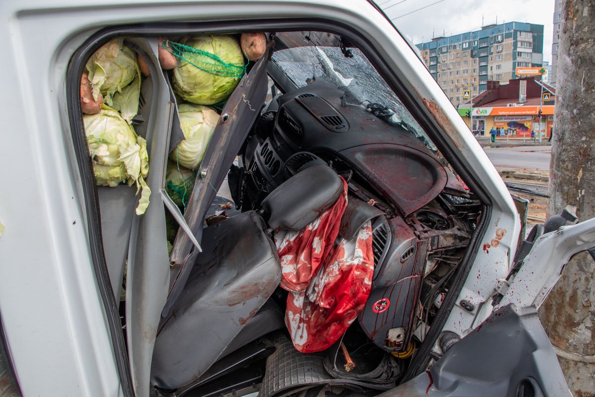 Водителя и пассажира микроавтобуса с места аварии забрала скорая помощь