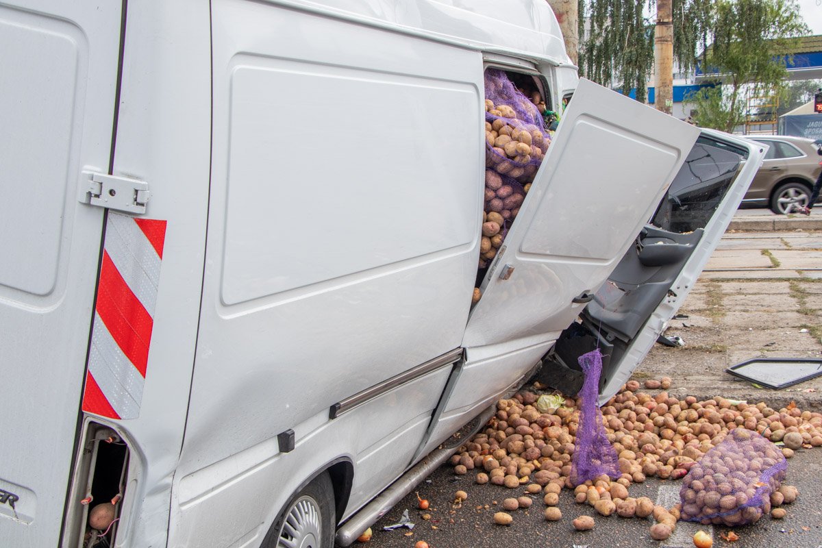 Овощи рассыпались на проезжую часть