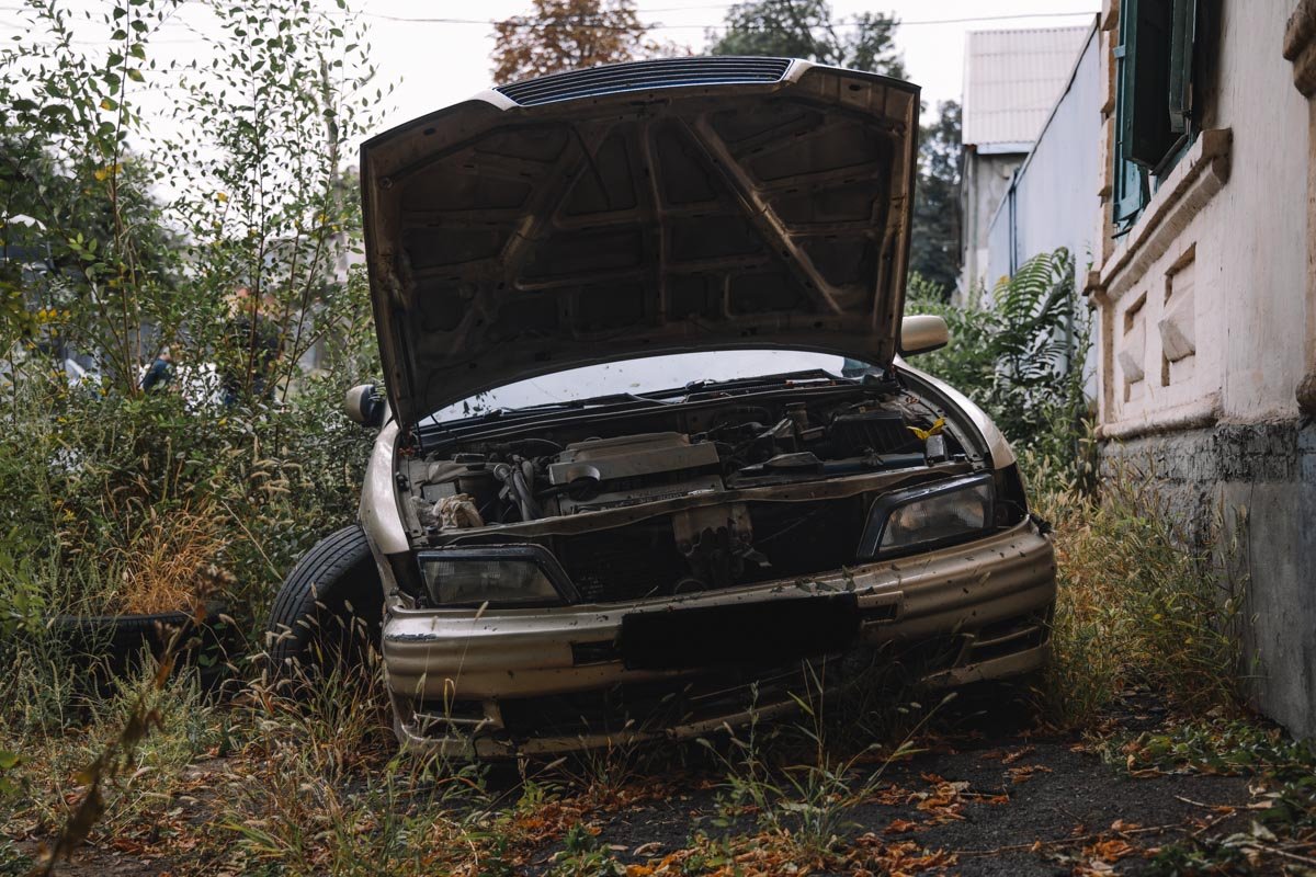 Nissan Maxima слетел с дороги на обочину Nissan Maxima слетел с дороги на обочину