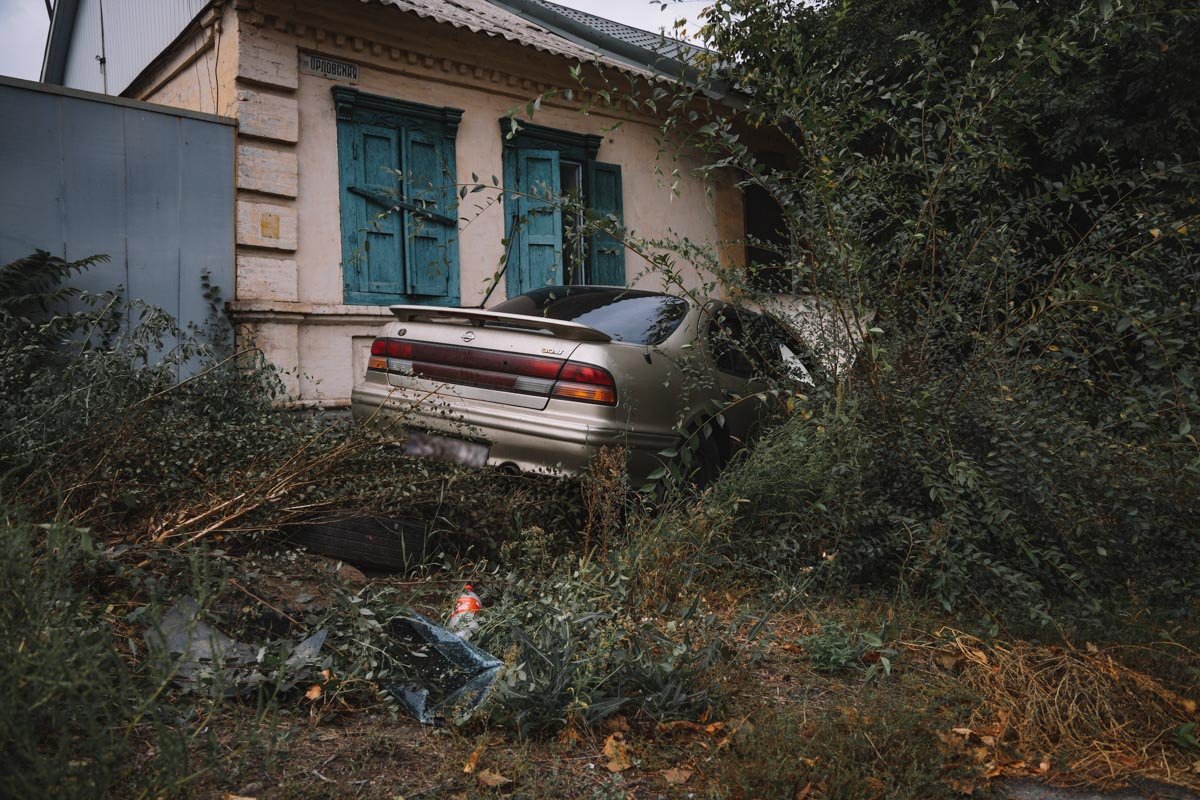 Автомобиль остановился в паре сантиметров от частного дома Автомобиль остановился в паре сантиметров от частного дома