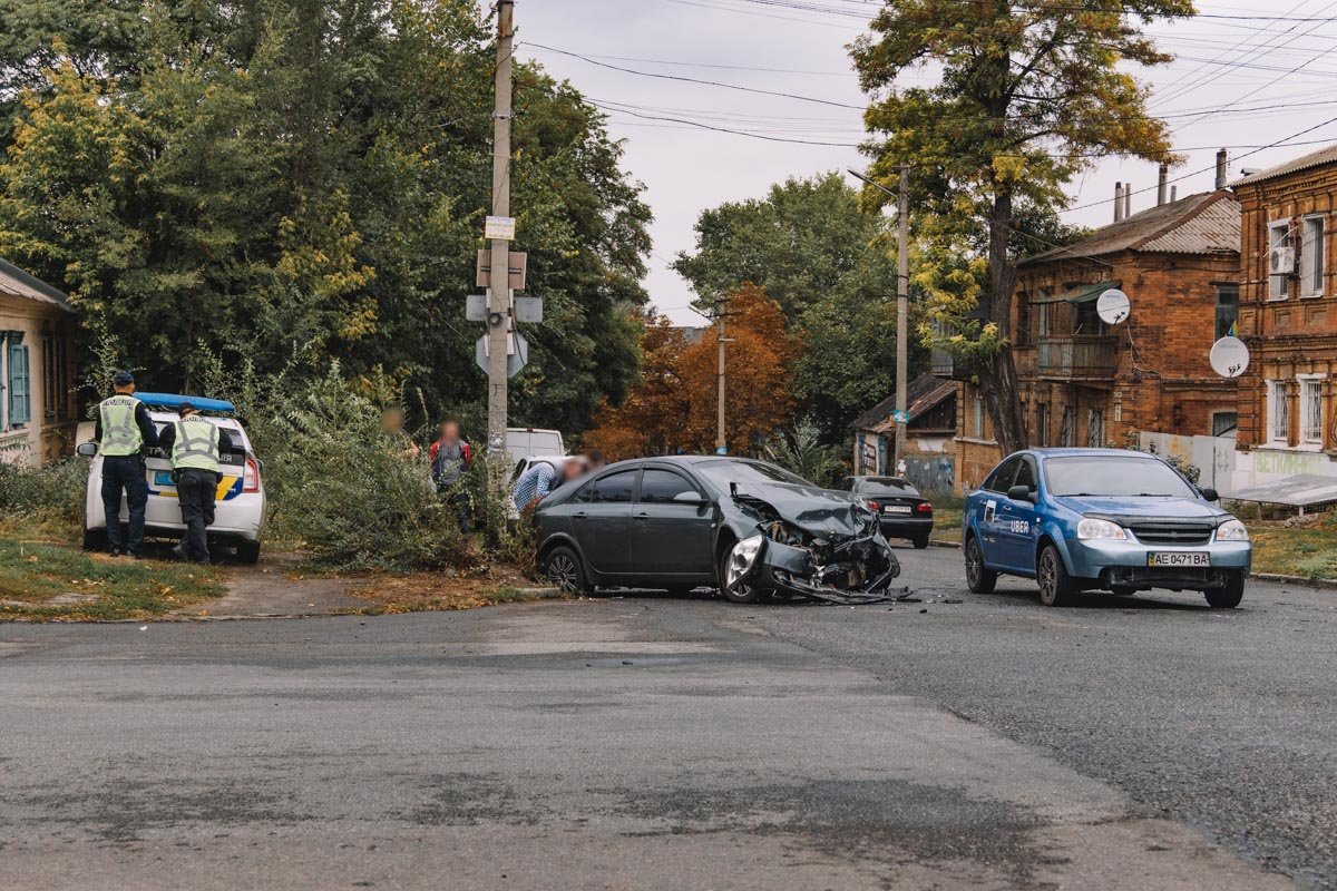 Со слов многих водителей, знаки приоритета расставлены здесь неверно, исходя из логических соображений Со слов многих водителей, знаки приоритета расставлены здесь неверно, исходя из логических соображений