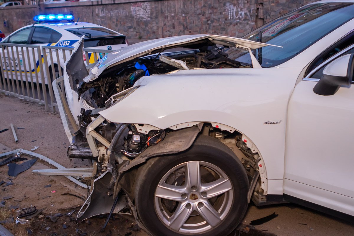 В Днепре Porsche Cayenne снес ограждение и попал на трамвайные пути 2