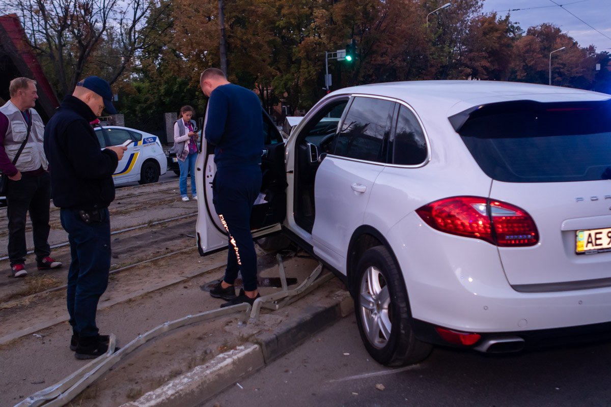 В Днепре Porsche Cayenne снес ограждение и попал на трамвайные пути 3