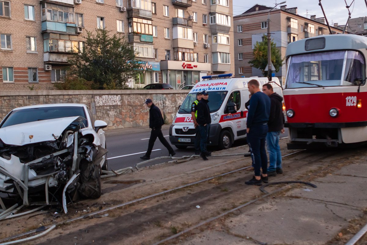 В Днепре Porsche Cayenne снес ограждение и попал на трамвайные пути 4