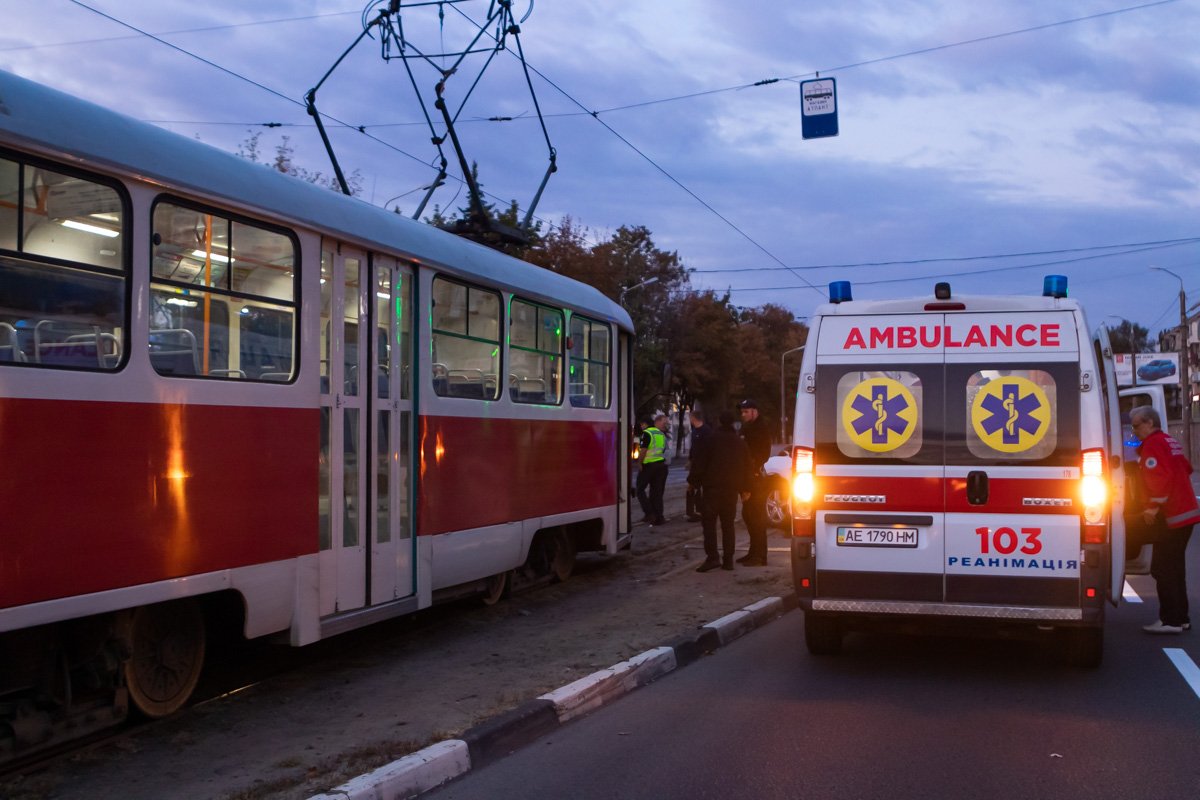 В Днепре Porsche Cayenne снес ограждение и попал на трамвайные пути 5