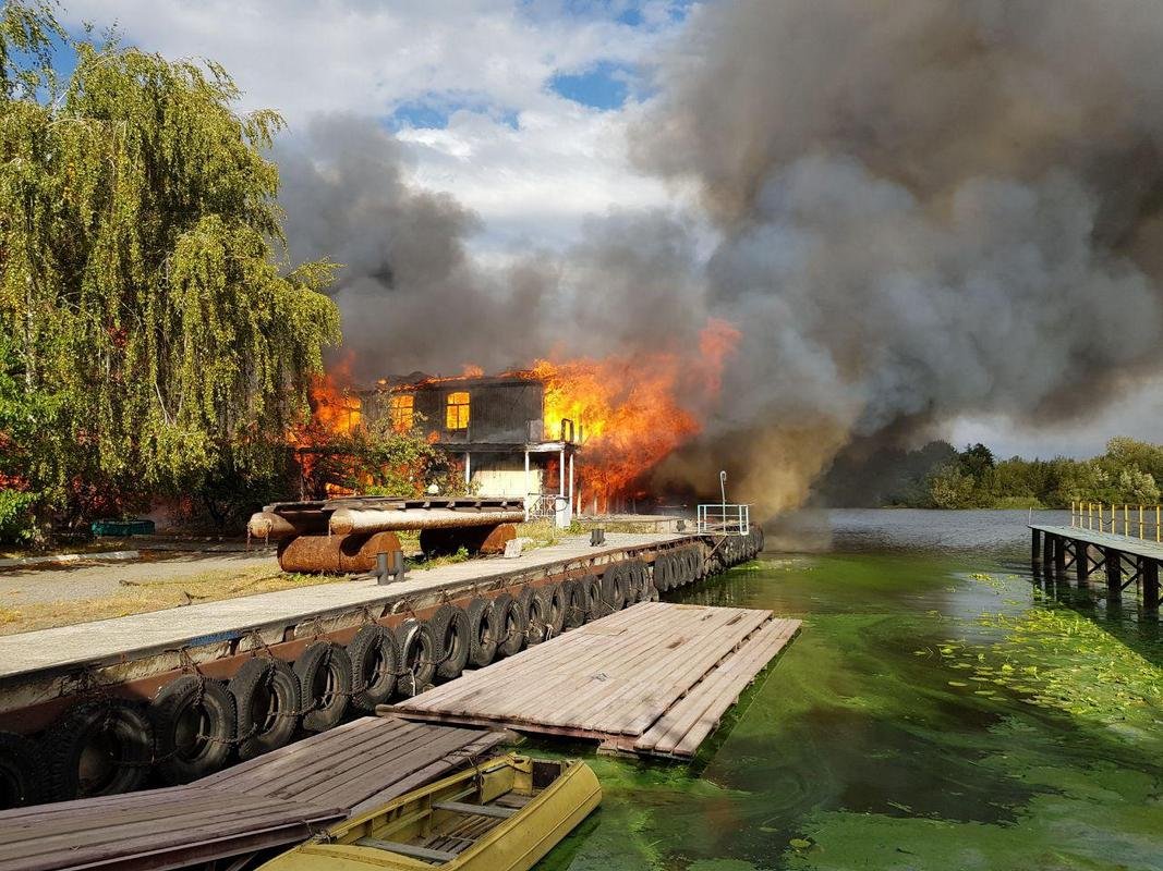 Сильный пожар на набережной в Днепре: дым виден со всех уголков города 1