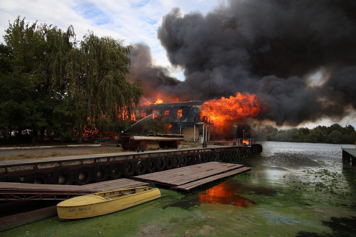 Сильный пожар на набережной в Днепре: дым виден со всех уголков города 3
