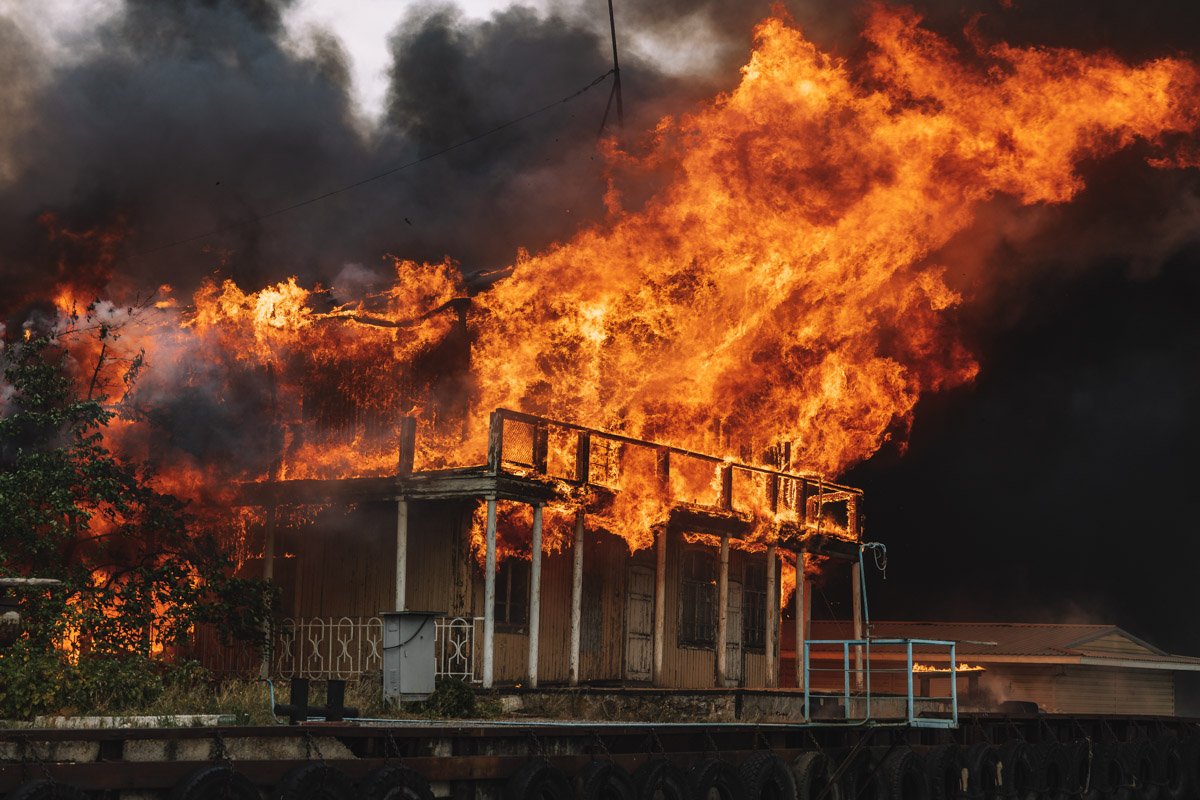 Горело деревянное здание Горело деревянное здание
