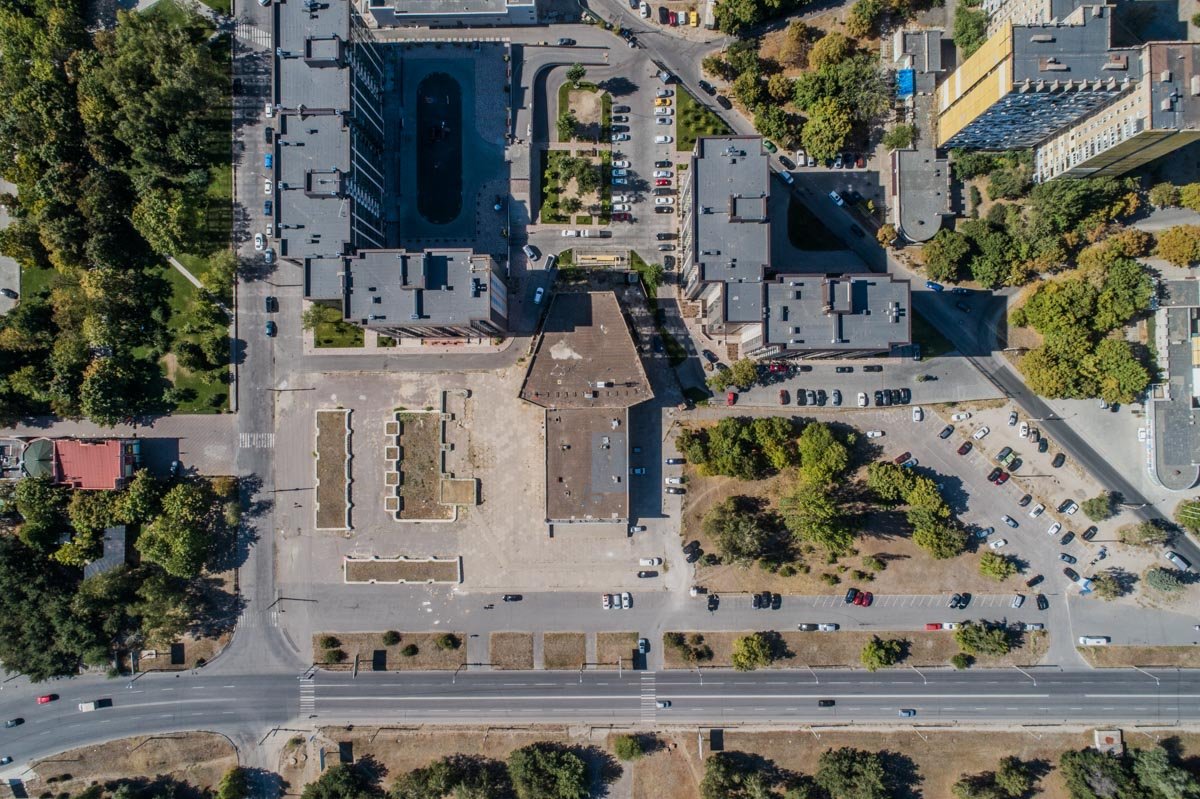 Там могли стоять автомобили посетителей