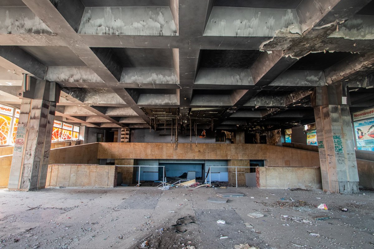 Кинотеатр, подающий надежды внешне, но абсолютно пропащий внутри