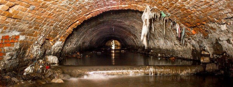 Как выглядит потайной коллектор, который открыли во время работ на ...