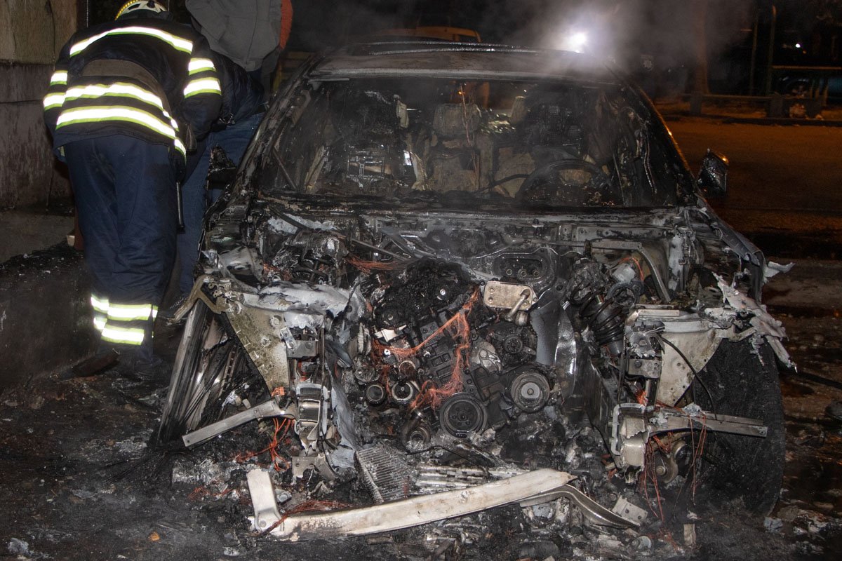Автомобиль выгорел дотла Автомобиль выгорел дотла