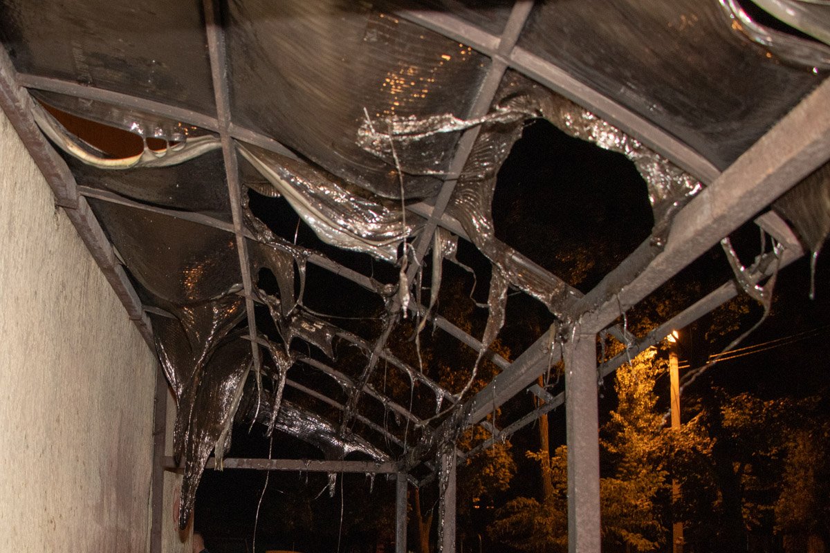 От открытого огня и высокой температуры пострадал козырек подвального помещения От открытого огня и высокой температуры пострадал козырек подвального помещения