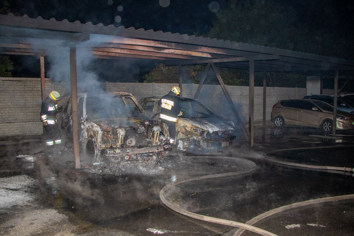 20 сентября, на улице Дарницкой, горело три автомобиля: Range Rover, Nissan Qashqai и Mazda