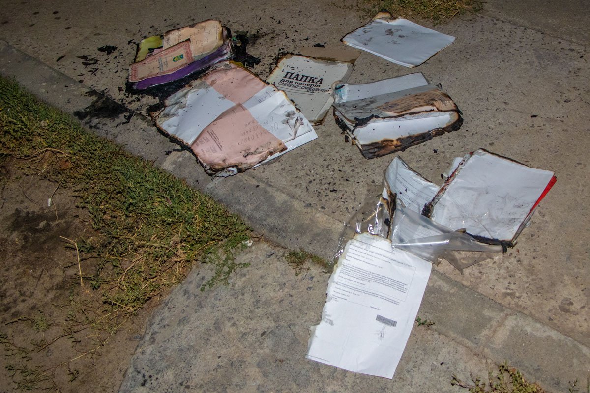 От открытого огня и высокой температуры пострадала рядом припаркованная Mazda